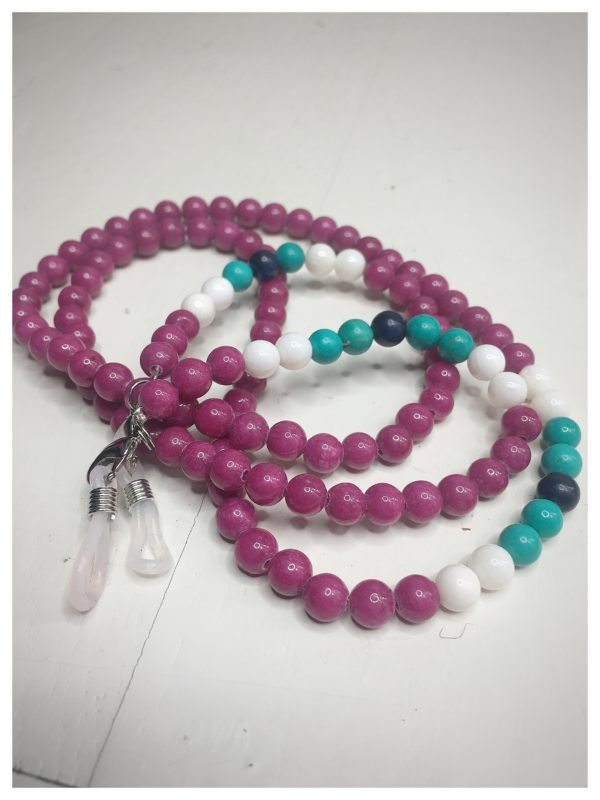 A chain for glasses made of fuchsia-colored stones with white and turquoise accessories.