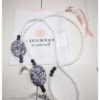 A picture of white and grey stone chain.