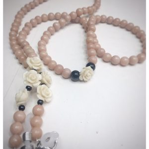 A chain for glasses made of cocoa-colored stones with cream roses and black pebbles between them.