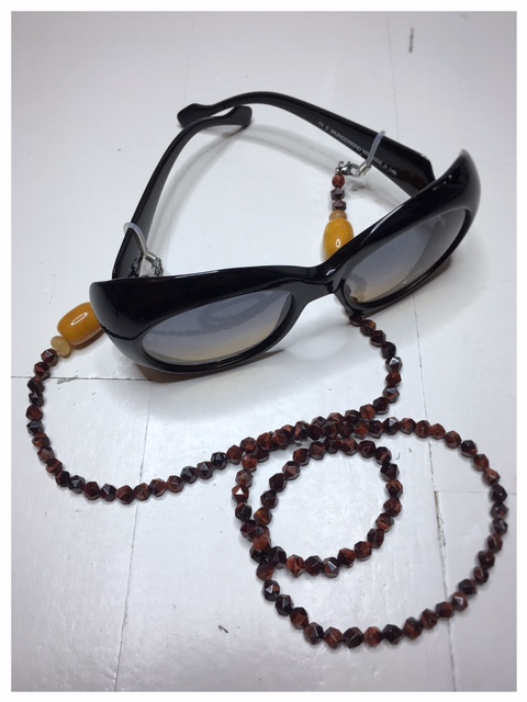 Łańcuszek do okularów „Pomyślność” to obrazek łańcuszka z kamieni naturalnych w kolorze czekoladowym z dodatkami w kolorze miodowym z okularami.