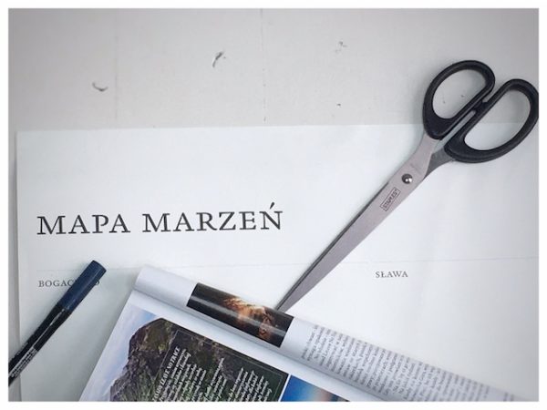 Mapa marzeń to obrazek przedstawiający mapę marzeń wiszącą na ścianie i jej detale.